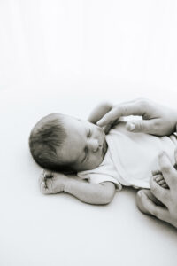 novorojenček v črno beli fotografiji