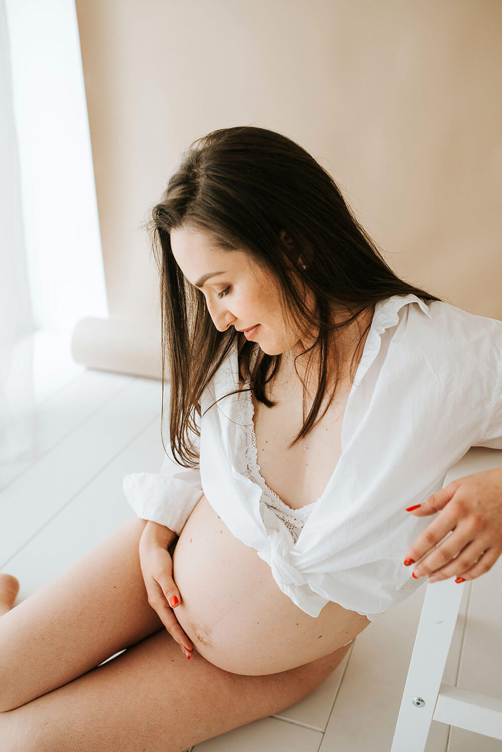 Fotografiranje nosečnice v studiu