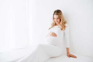 Nosečnica v beli obleki