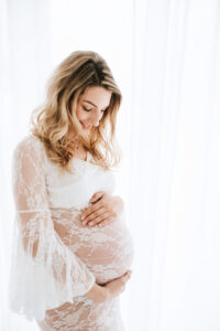 Nosečnica v boho obleki