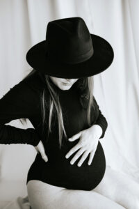 Nosečnica s klobukom